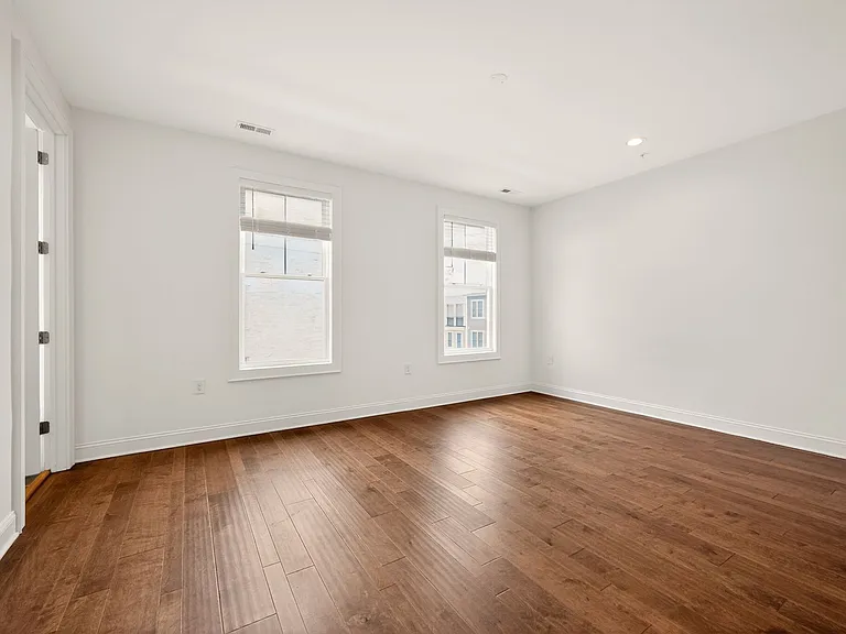 333 SE Eheart St — Photo 56