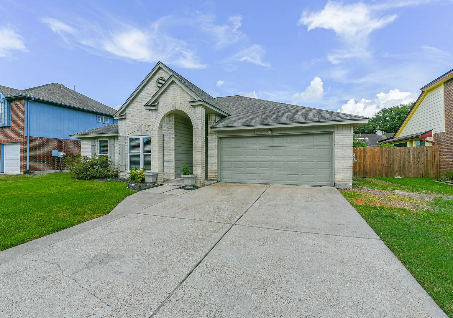 Gorgeous updated 3 BR in Brittany Bay! — Photo 2