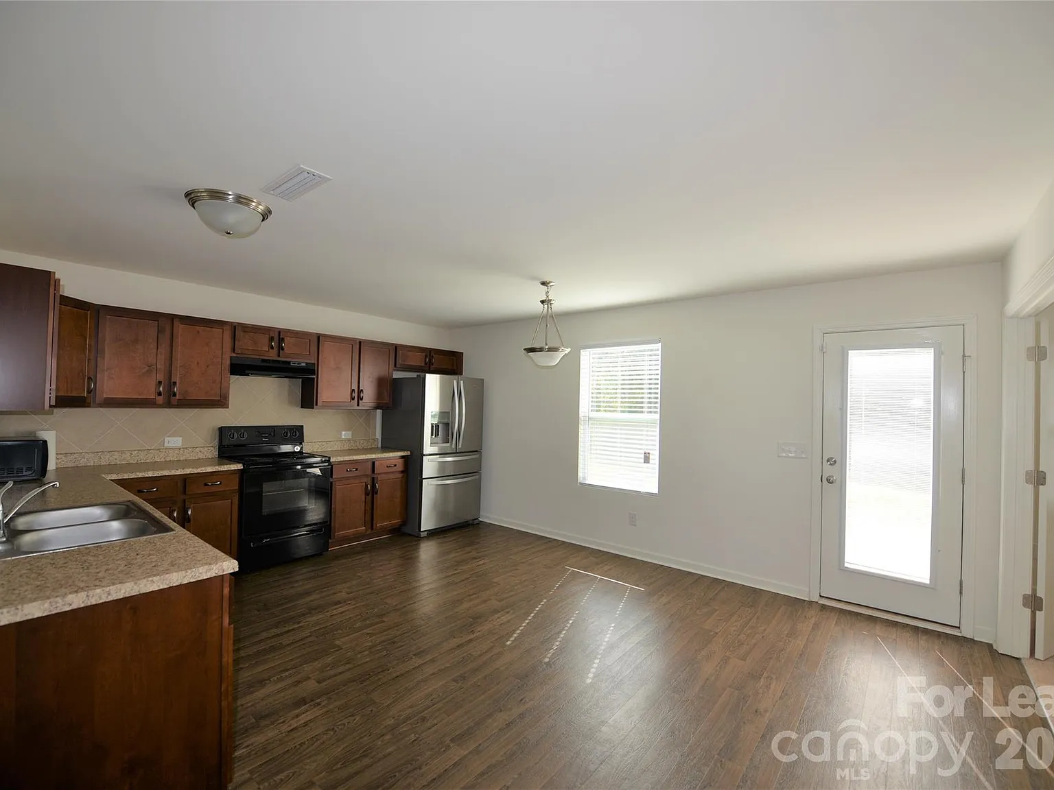 3 bed, 2.5 bath, 2100 sqft, $1,950 — Photo 3