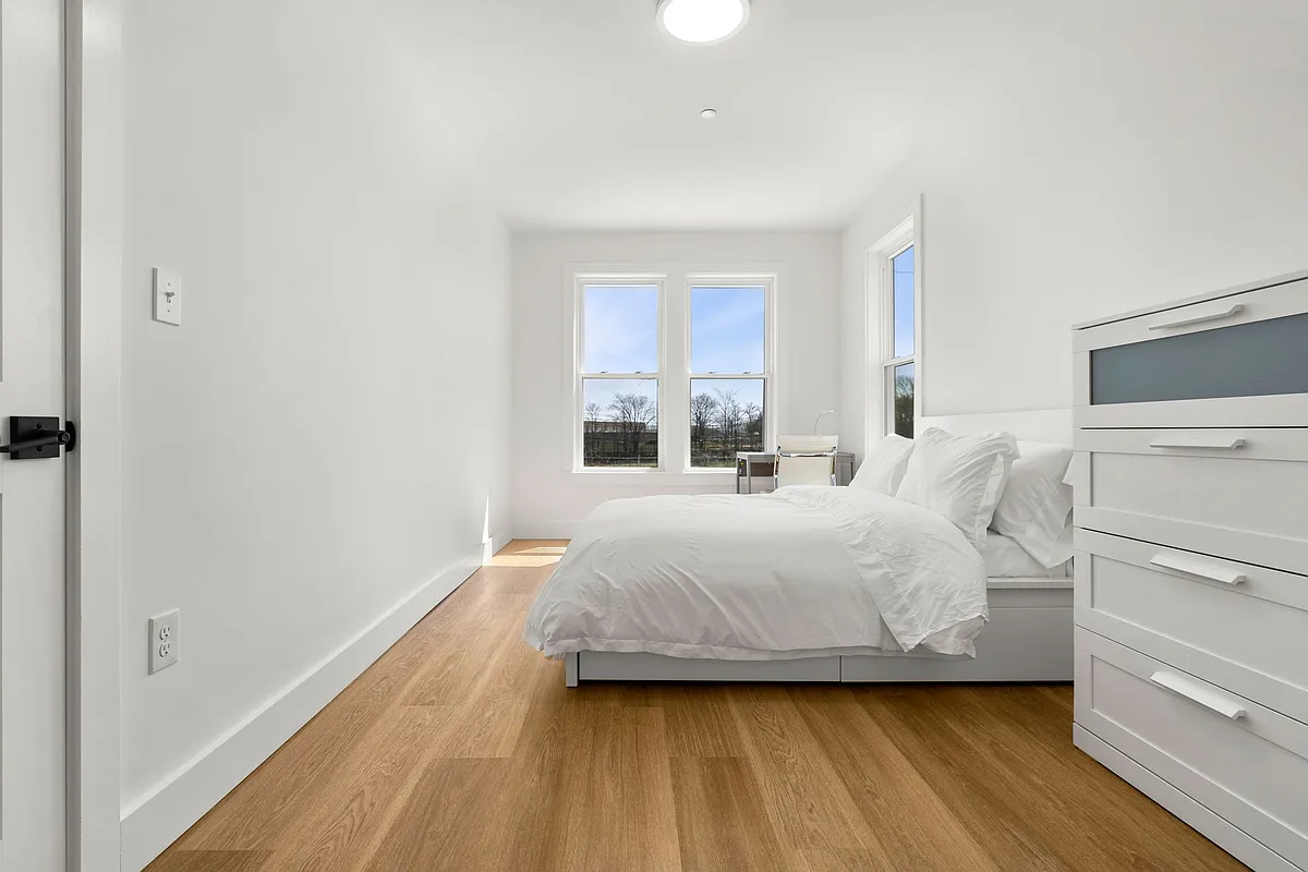Building Photo - 695 Bennington St #4
