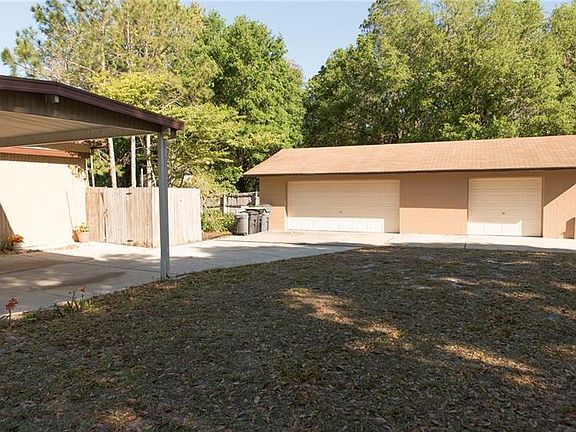 3rd image of 221 Temple Cir N