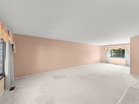 3rd image of 190 Bourne Ln