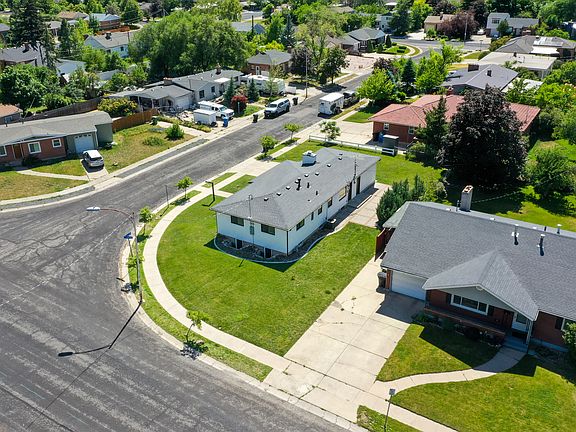 4th image of 1393 Davis Ave