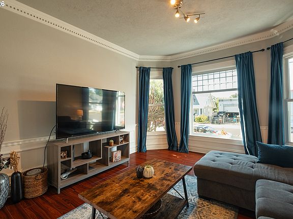 5th image of 175 E Clarendon St