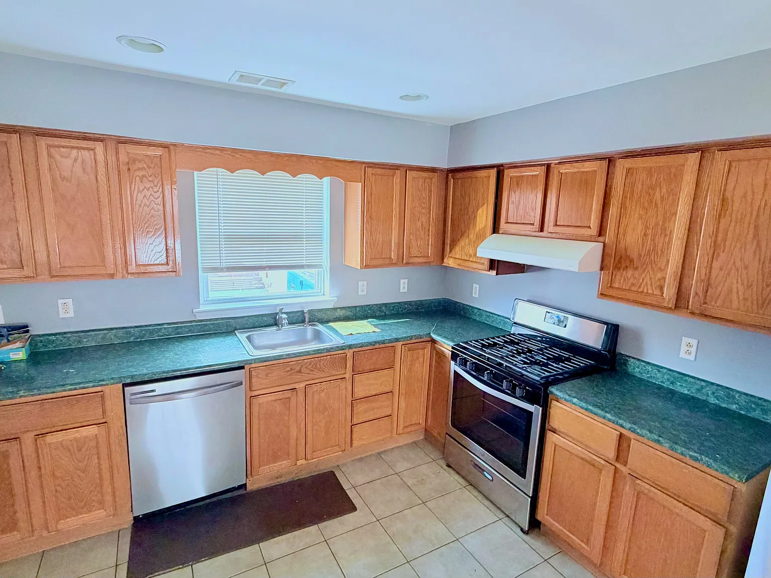 3 bed, 2500 sqft, $2,300 — Photo 3