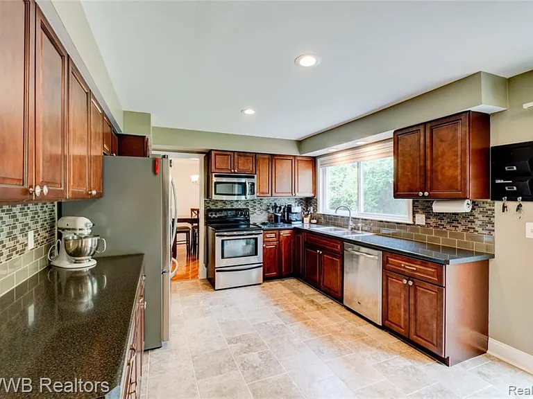 5591 Kingsfield Dr — Photo 14