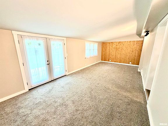 4th image of 1464 Russell Ave