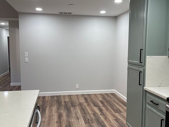 5th image of 251 Christine Dr