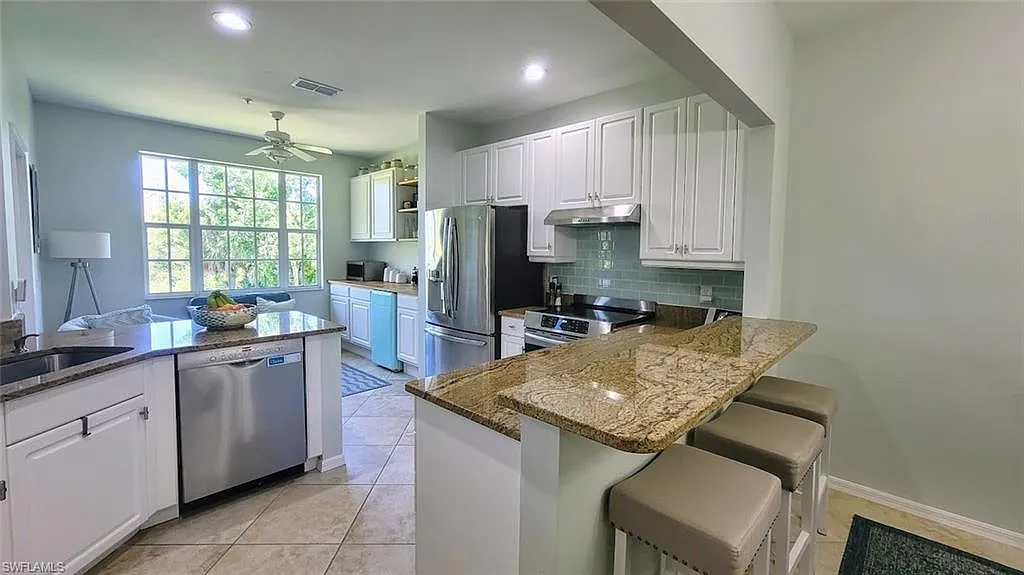 3 bed, 2.0 bath, 2244 sqft, $8,000 — Photo 4