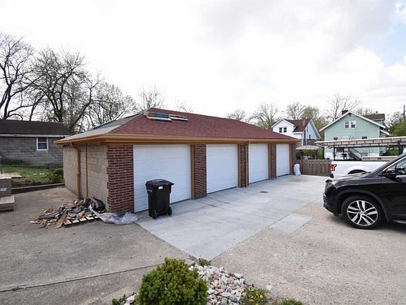 3rd image of 3231 Glenmore Ave