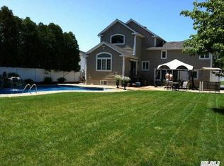 12 Pine St, Plainview, NY 11803