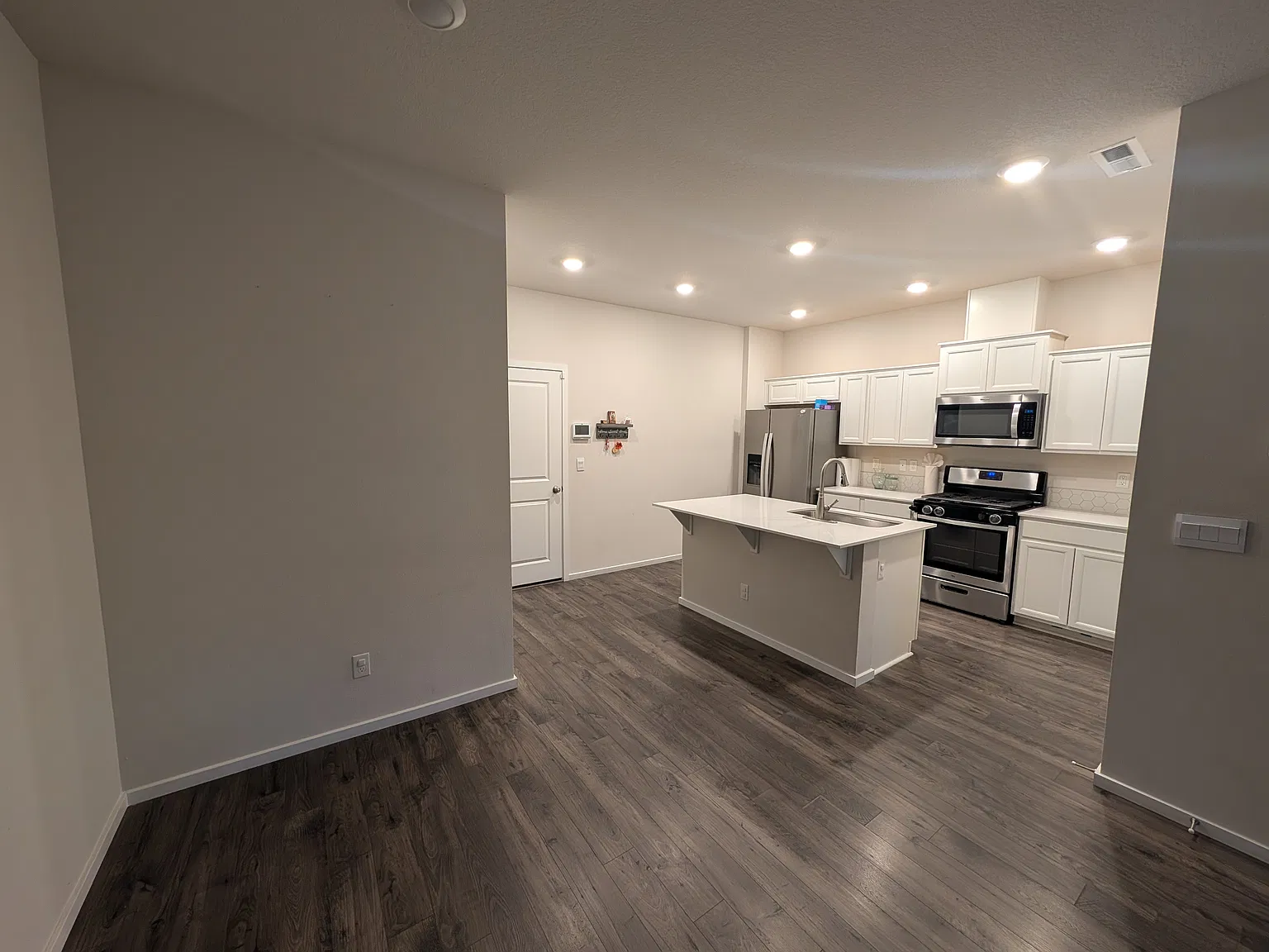 3 bed, 2.5 bath, 1398 sqft, $2,150 — Photo 4