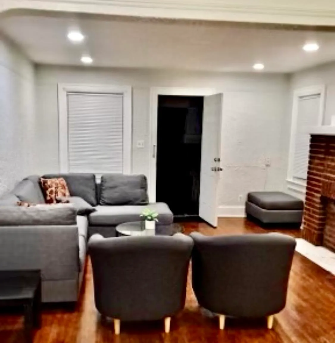2 bed, 936 sqft, $1,800 — Photo 2