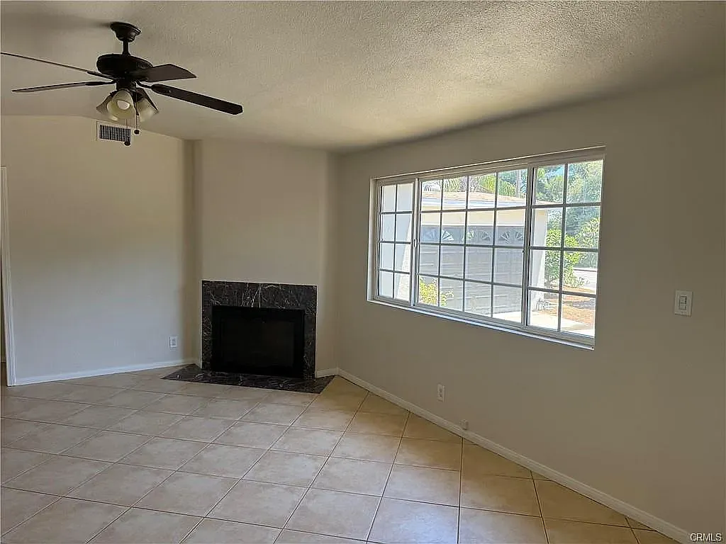 3 bed, 1337 sqft, $3,650 — Photo 3