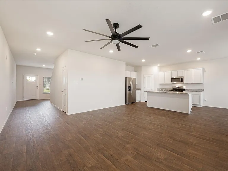 321 Sandringham Loop — Photo 4
