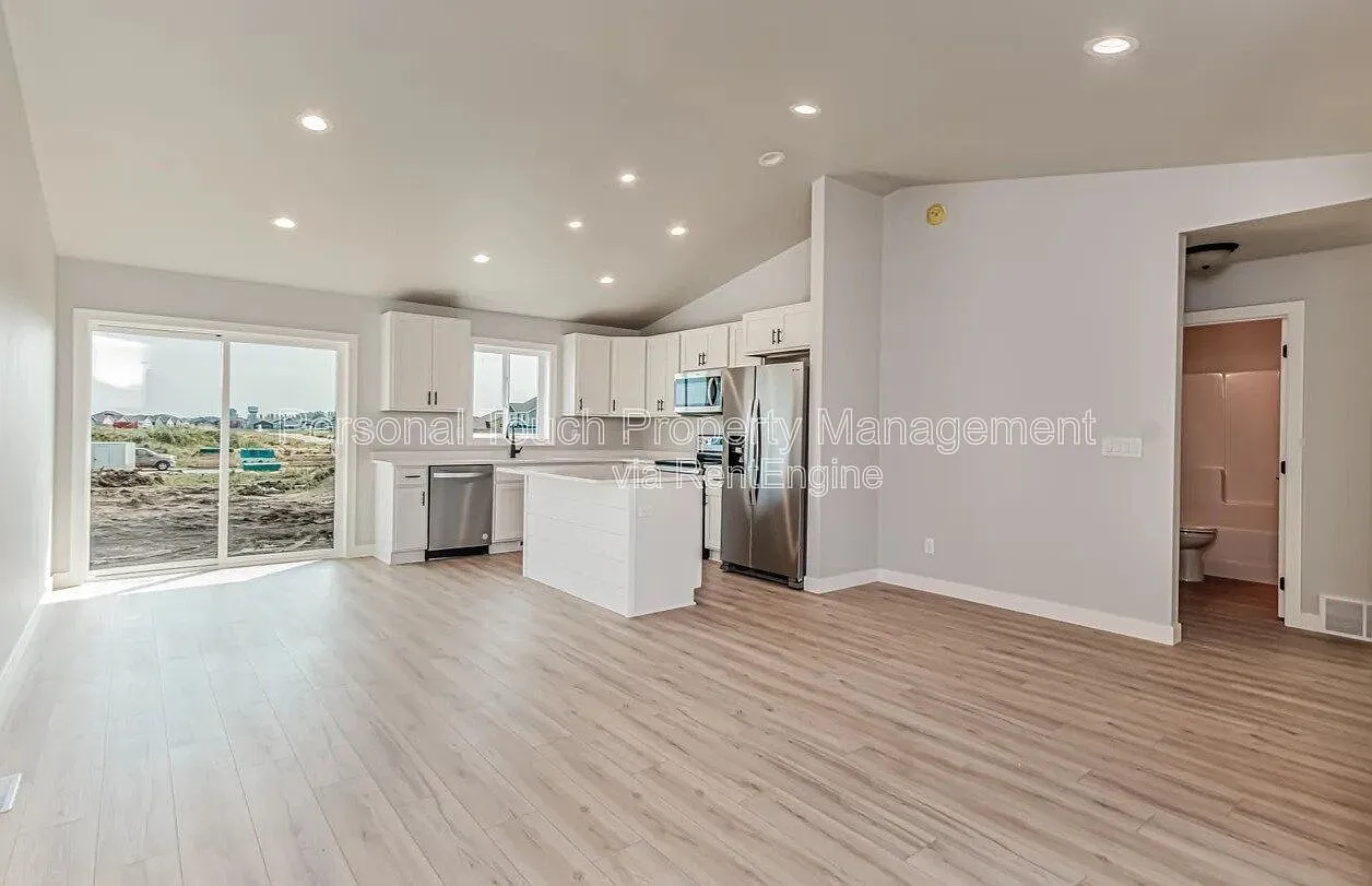 4 bed, 2.0 bath, 1860 sqft, $2,495 — Photo 3