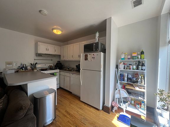 3rd image of 652-54 W Roscoe St #654-302