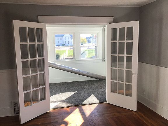 5th image of 904 W 6th St