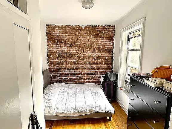 5th image of 200 Waverly Pl APT 17