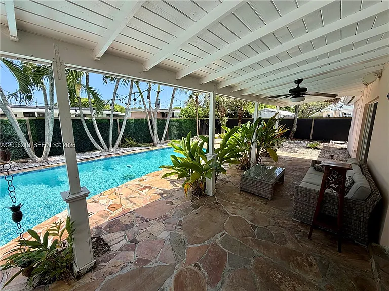 9340 Jamaica Dr — Photo 16