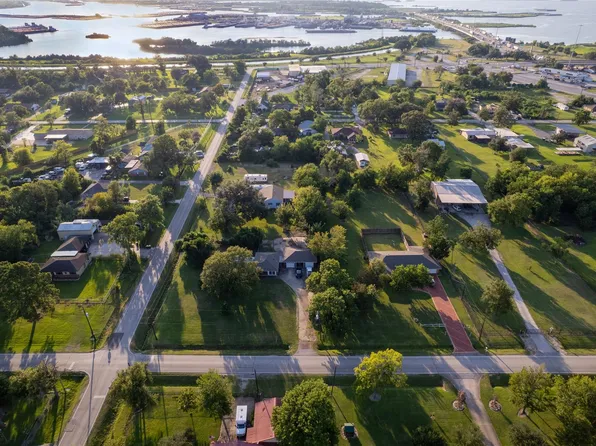 215 Ilfrey St, Baytown, TX 77520