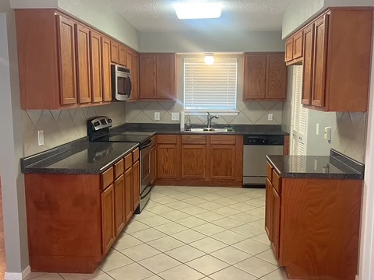 3700 Dauphine Ct — Photo 8