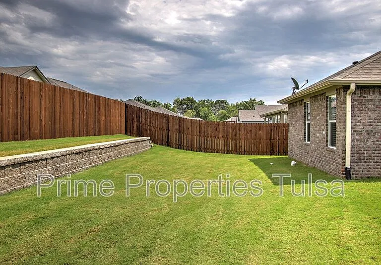 3208 W Fredericksburg St — Photo 22
