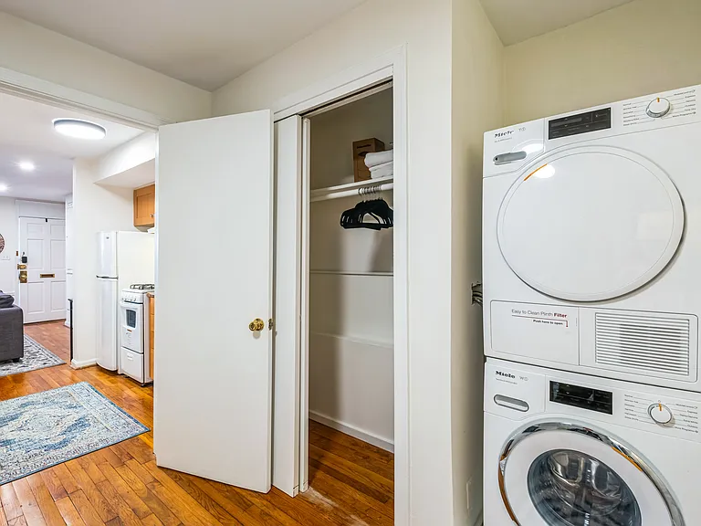 605 E St SE #B — Photo 4
