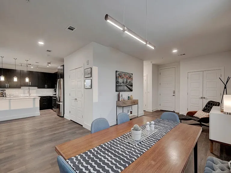 1615 E 7th St #301 — Photo 2