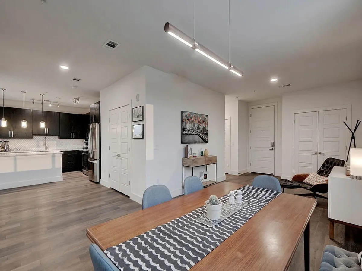Building Photo - 1615 E 7th St #301