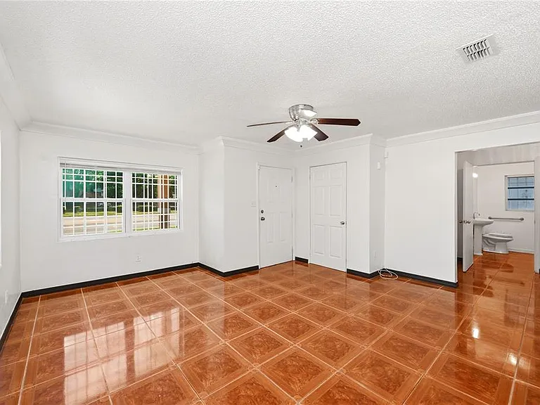 808 S Ivey Ln — Photo 7