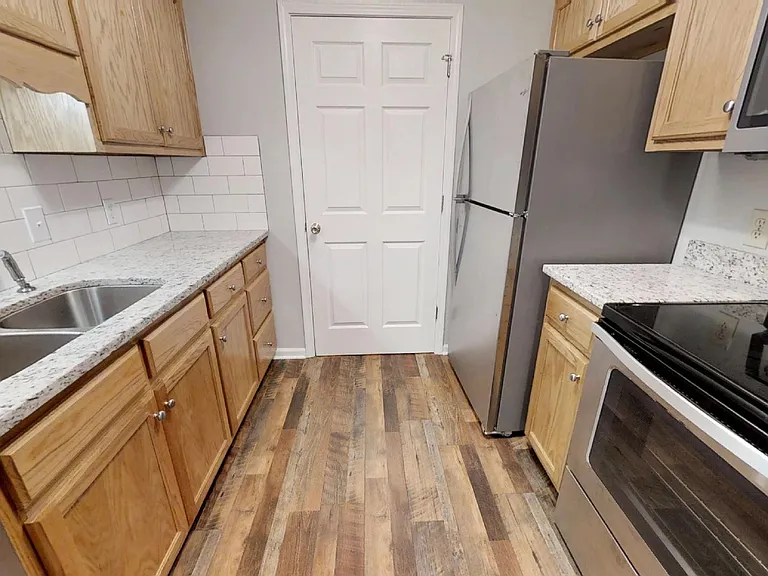 1555 W King St — Photo 16