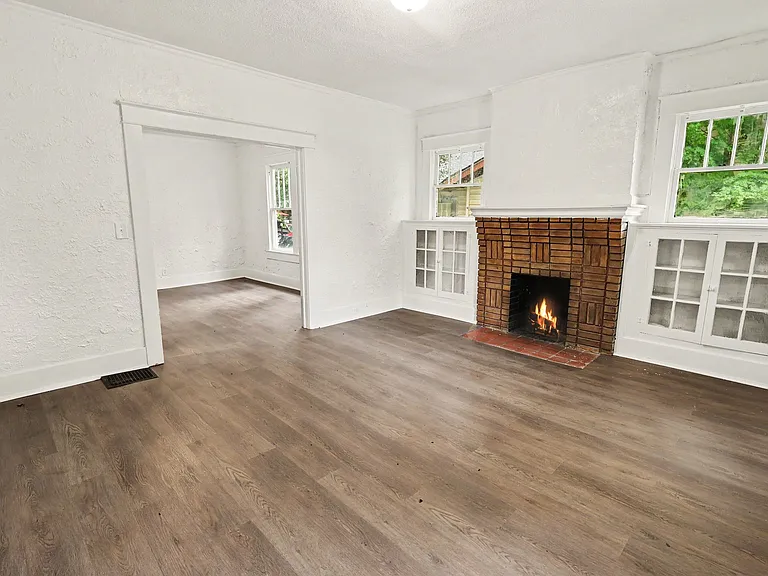 2720 23rd St W — Photo 2