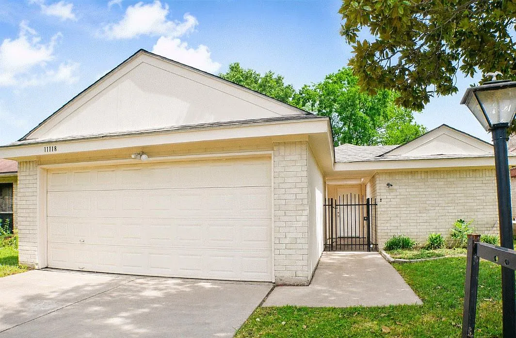 3 bed, 2.0 bath, 1704 sqft, $1,900 — Photo 1
