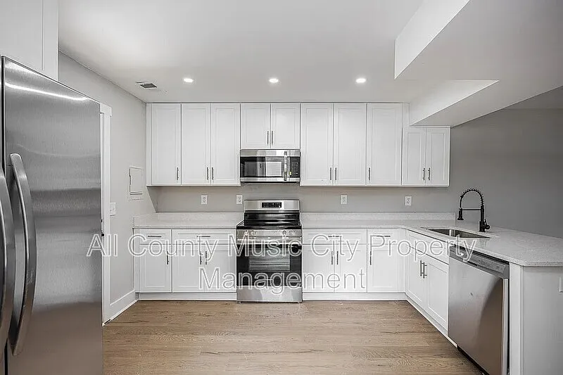 2 bed, 1.5 bath, 960 sqft, $1,800 — Photo 3