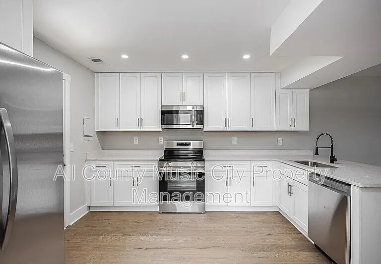 1907 S Lyle Ln — Photo 3