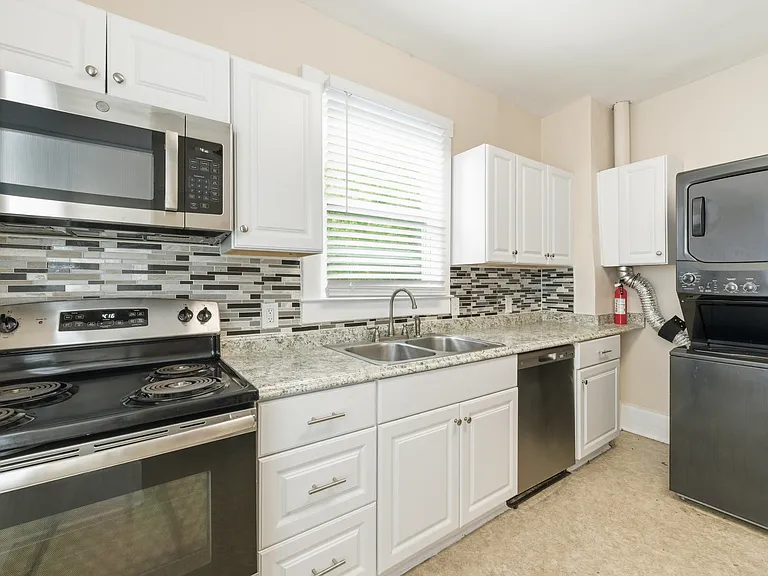 2303B N Abercorn St #B — Photo 19