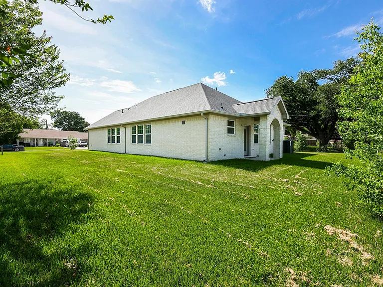 2303 Cunningham Dr — Photo 24