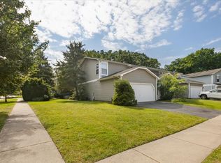 3 Dorchester Ct, Streamwood, IL 60107