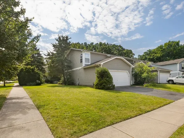 3 Dorchester Ct, Streamwood, IL 60107