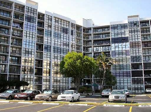 2nd image of 800 Parkview Dr APT 1006