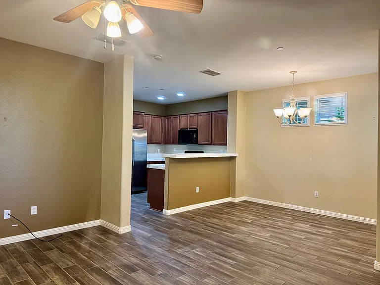 304 Esplanade Cir — Photo 4
