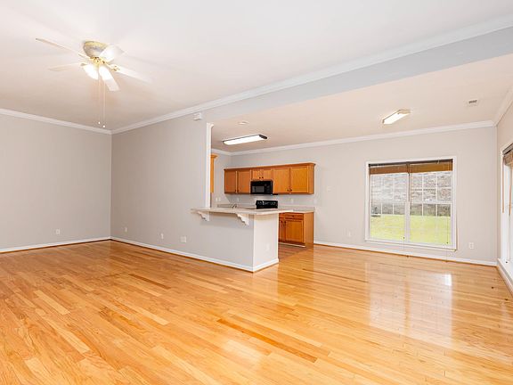 2nd image of 960 Castlemaine Ct