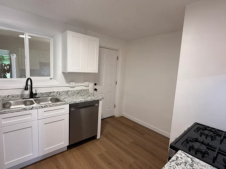 469 W 2nd St #2 — Photo 4