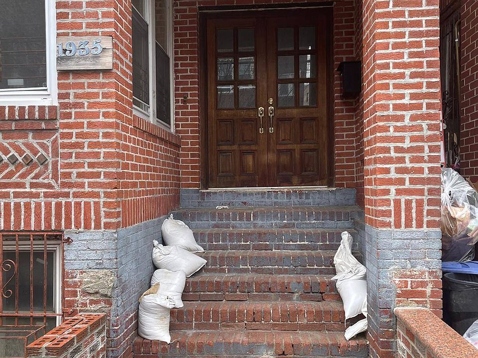 2nd image of 1935 Loring Pl