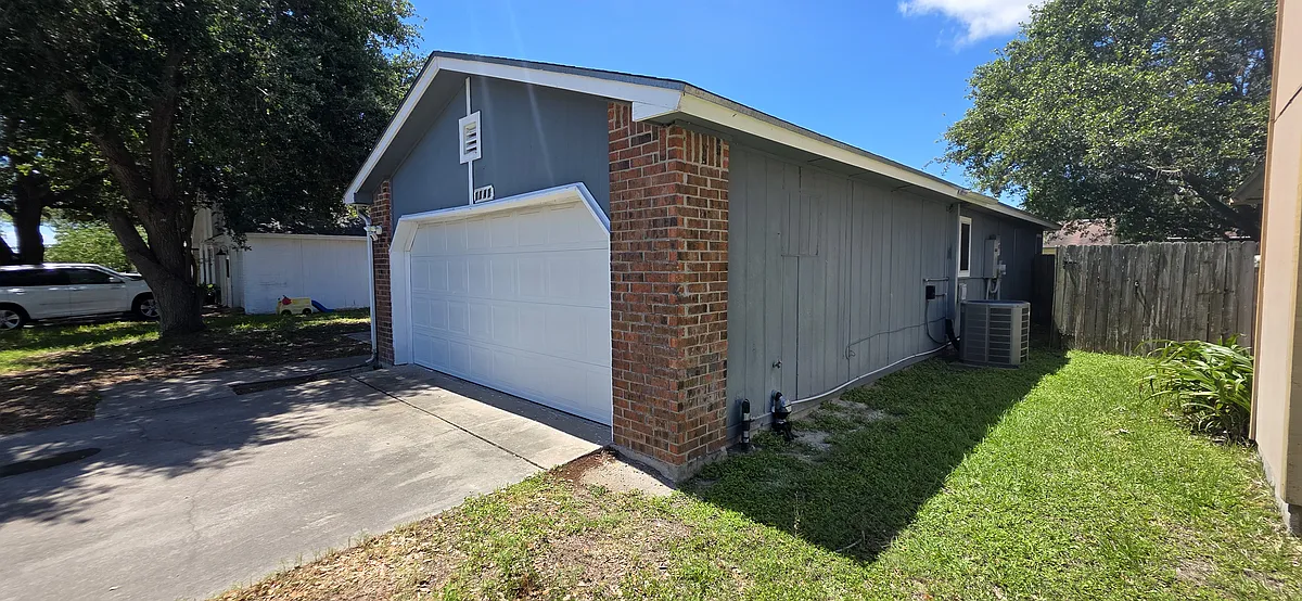 Building Photo - 1141 Selkirk Dr