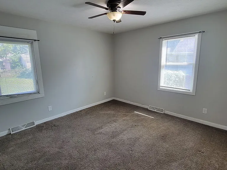 404 E Poplar St — Photo 7