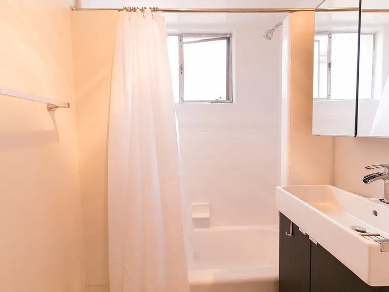 Charming 1br/1ba with Mid Century Touches in Ocean Beach/Point Loma — Photo 15