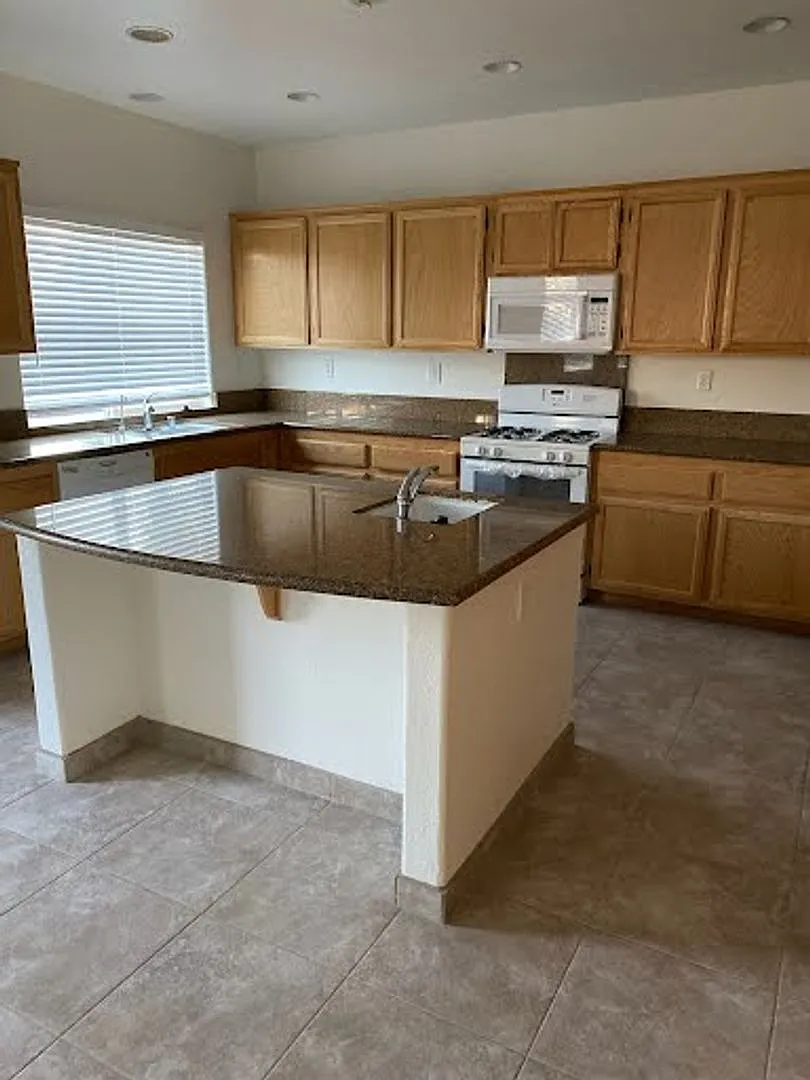 Beautiful fully remodeled home with extra loft! — Photo 3