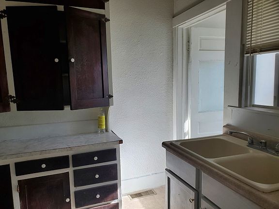 4th image of 301 S Vine St